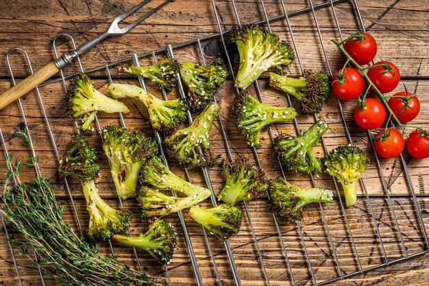 Hausgemachter gerösteter Brokkolikohl auf dem Grill. Hölzerner Hintergrund. Ansicht von oben.