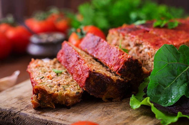 Hausgemachter Hackbraten mit Gemüse