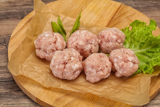 Hausgemachter Hackfleischbällchen aus rohem Schweinefleisch, bereit zum Kochen