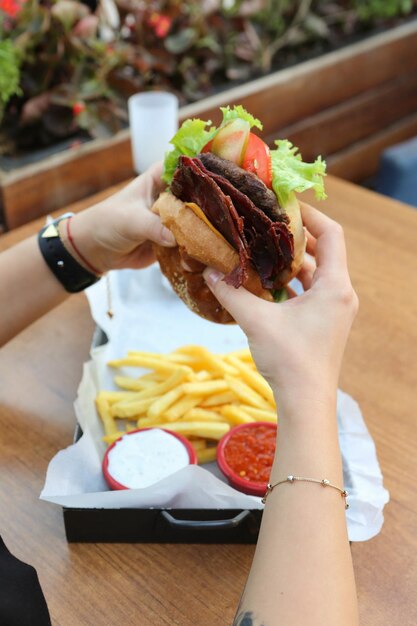 Hausgemachter Hamburger mit frischem Gemüse