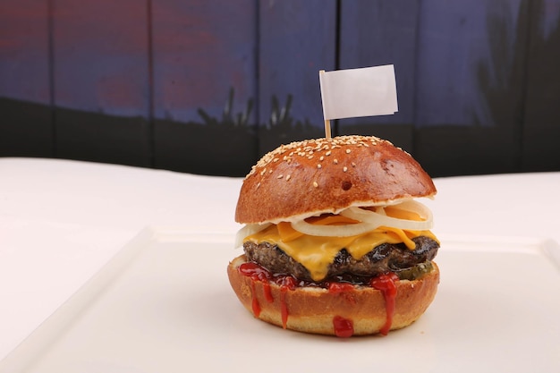 Foto hausgemachter hamburger mit frischem gemüse