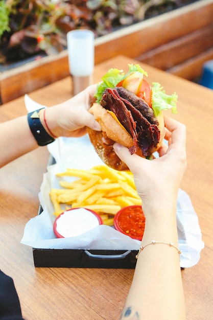 Hausgemachter Hamburger mit frischem Gemüse