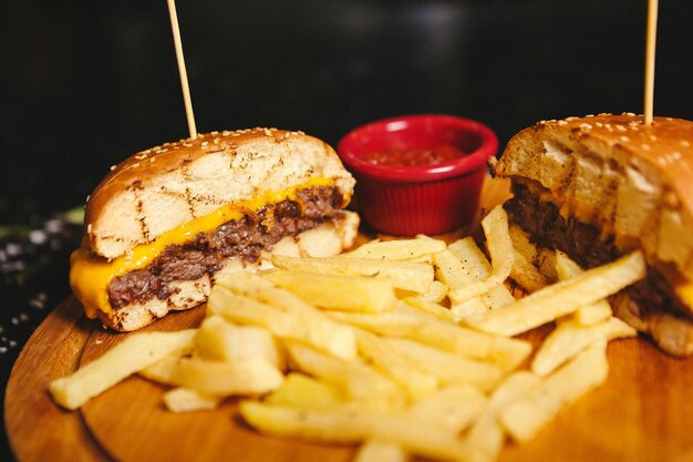 Hausgemachter Hamburger mit frischem Gemüse