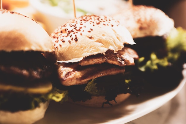 Hausgemachter Hamburger mit frischem Gemüse