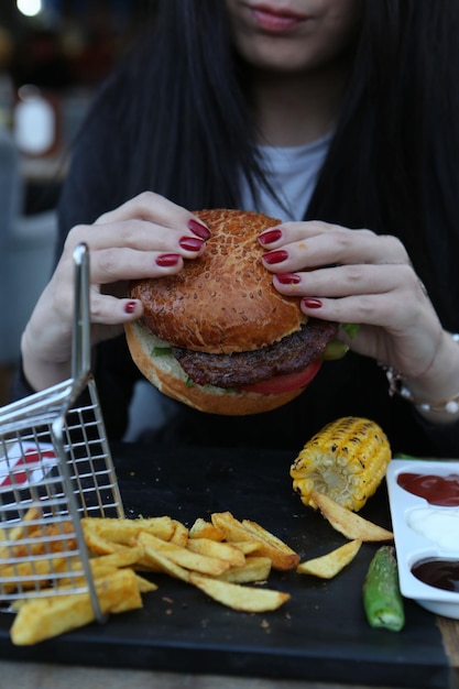 Hausgemachter Hamburger mit frischem Gemüse