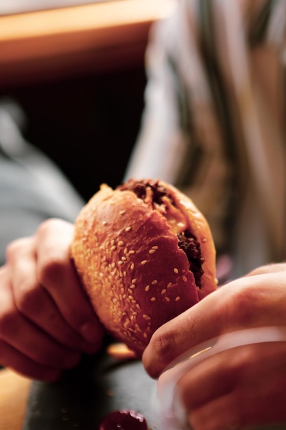 Hausgemachter Hamburger mit frischem Gemüse