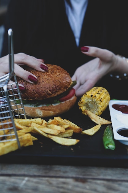 Hausgemachter Hamburger mit frischem Gemüse