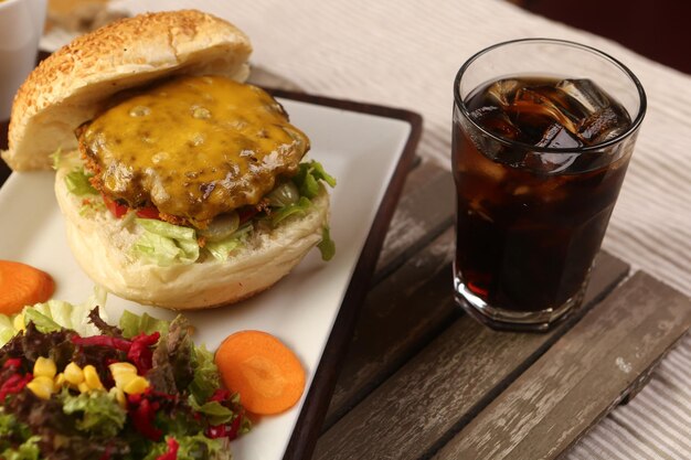 Hausgemachter Hamburger mit frischem Gemüse