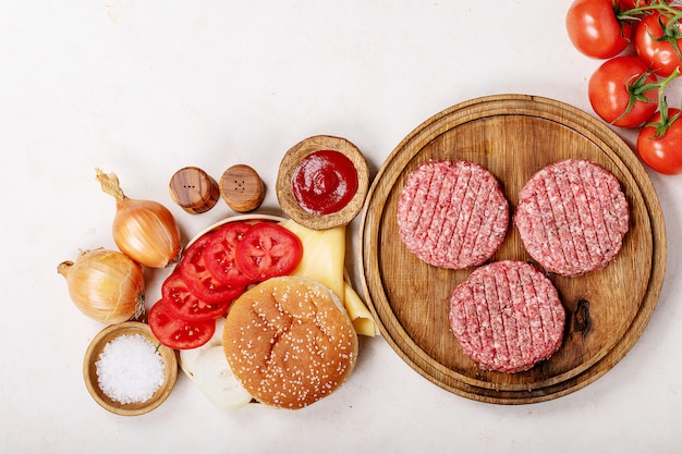 Hausgemachter Hamburger mit frischem Gemüse