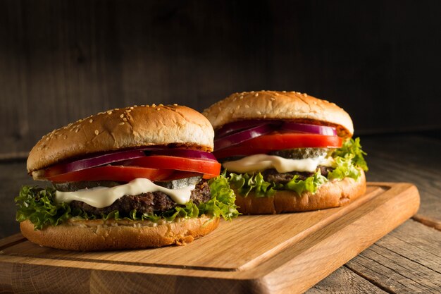 Hausgemachter Hamburger mit Rindfleisch, Zwiebeln, Tomaten, Salat und Käse