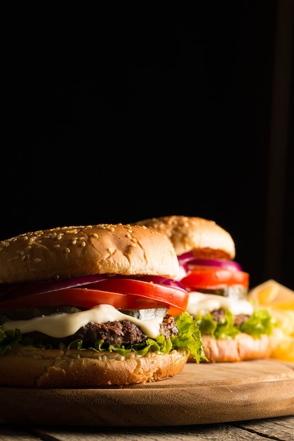 Hausgemachter Hamburger mit Rindfleisch, Zwiebeln, Tomaten, Salat und Käse