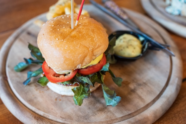 Hausgemachter Hamburger mit Schweinefleisch und Käse