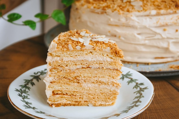 Hausgemachter Honigkuchen auf einem Holztisch, Foto eines Stücks