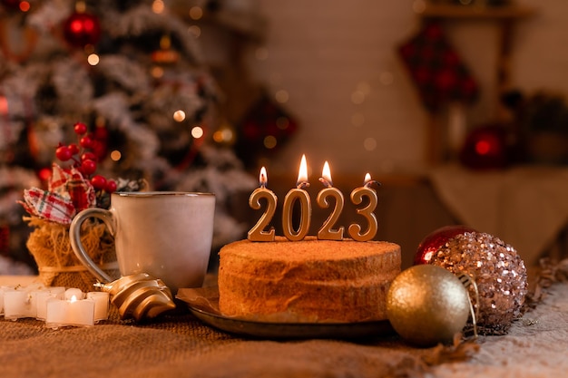 Hausgemachter Honigkuchen in der Küche mit Kerzen 2023 Gemütliches neues Jahr zu Hause Frohe Weihnachten