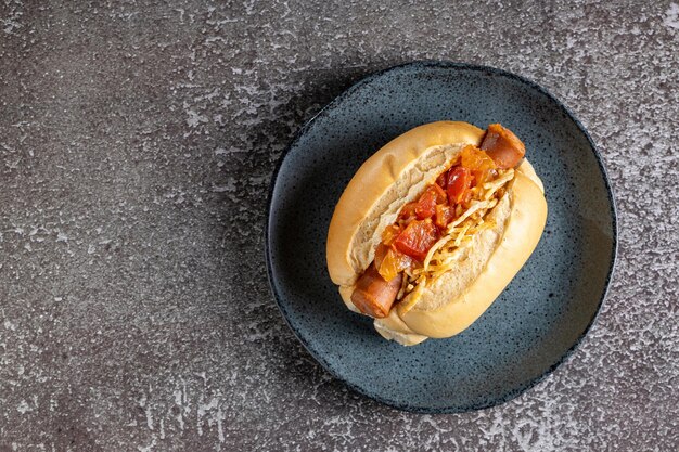 Hausgemachter Hotdog mit gegrillter Wurst, Tomatensauce und Strohkartoffeln