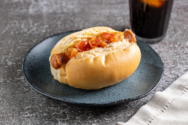 Hausgemachter Hotdog mit gegrillter Wurst, Tomatensauce und Strohkartoffeln