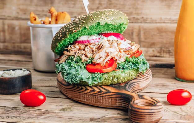 Hausgemachter Hühnerburger mit einem bunten Brötchen