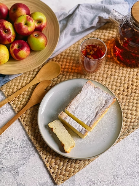 Hausgemachter Hüttenkäse-Auflauf mit Puderzucker bestreut.