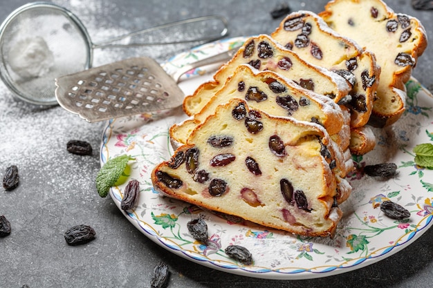 Hausgemachter Hüttenkäse-Auflauf mit Vanille und Rosinen