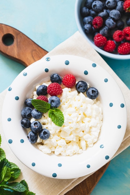 Hausgemachter Hüttenkäse mit Beeren und Minze Hüttenkäse in einer Schüssel Milchprodukte