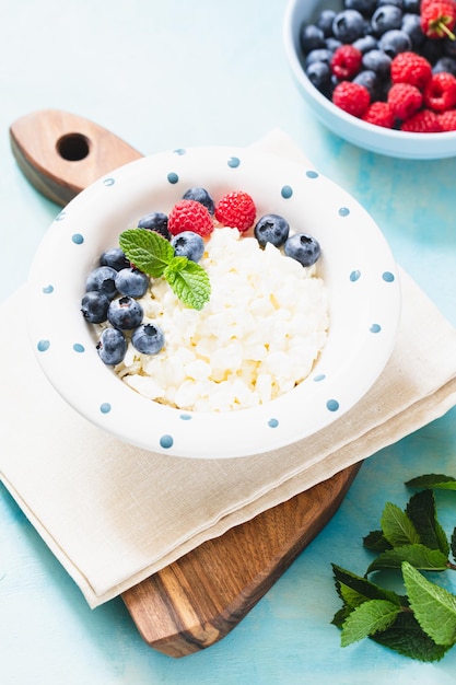 Hausgemachter Hüttenkäse mit Beeren und Minze Hüttenkäse in einer Schüssel Milchprodukte