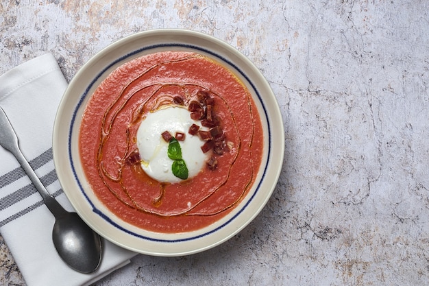 Hausgemachter italienischer Burrata-Salat mit Tomaten-Basilikum-Suppe. Italienisches und spanisches Food-Konzept