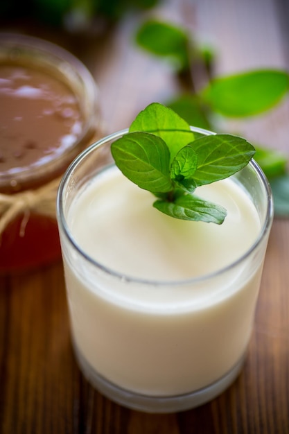 Hausgemachter Joghurt in einem Glas und mit Marmelade