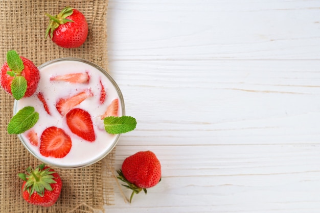 Hausgemachter Joghurt mit frischer roter Erdbeere