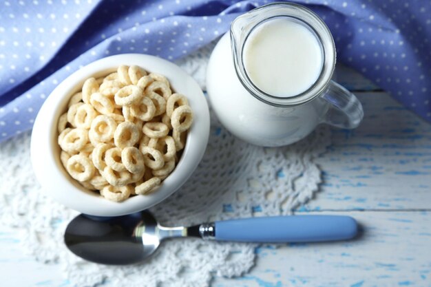 Hausgemachter Joghurt und leckeres Müsli in Schüssel auf Holztischhintergrund