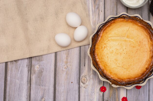 Foto hausgemachter joghurtkuchen auf holztisch