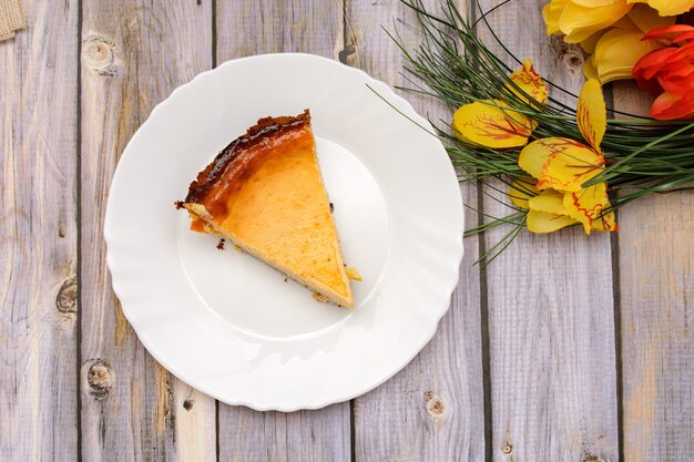 Hausgemachter Joghurtkuchen auf Holztisch