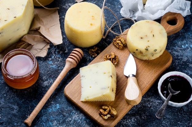 Hausgemachter Käse mit Honig, Früchten, Keksen und Nüssen auf dem Tisch. Frisches Milchprodukt, gesunde Bio-Lebensmittel. Leckere Vorspeise.