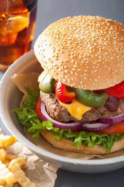 Hausgemachter Käseburger mit Paprika, Tomate und Zwiebel