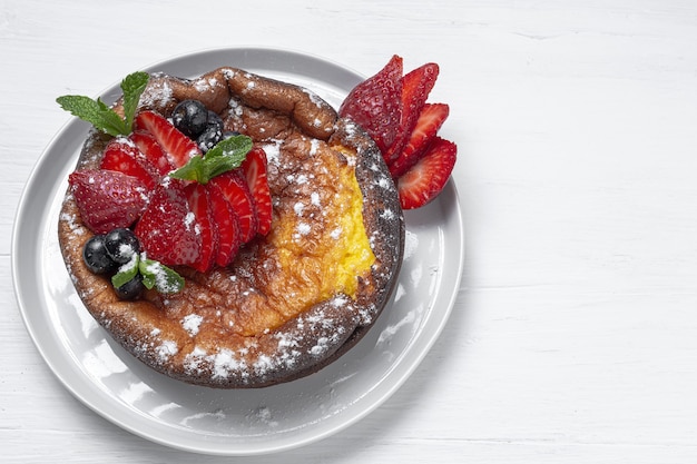 Hausgemachter Käsekuchen mit Blaubeeren und Minzblättern