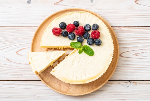 Hausgemachter Käsekuchen mit Himbeeren und Blaubeeren