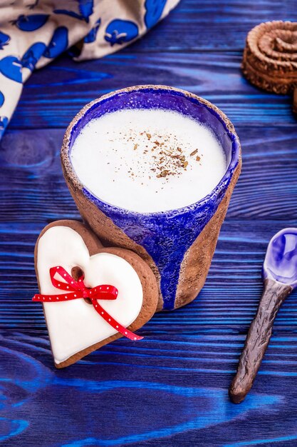 Hausgemachter Kaffee Latte mit Ceylon Zimt und herzförmigem Lebkuchen