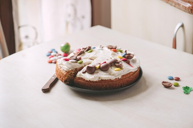 Hausgemachter Karottenkuchen mit Frischkäse und Schokoladeneier Ostern festliches Backen Ein Schichtkuchen