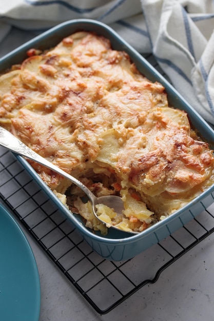 Hausgemachter Kartoffelkuchen in einer blauen Platte