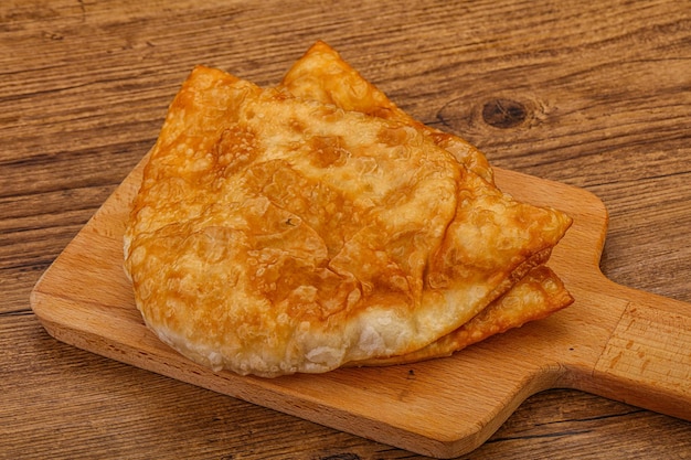 Hausgemachter kaukasischer Cheburek mit Fleisch