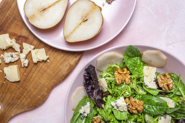 Hausgemachter Kirschtomatensalat mit frischen Zwiebeln, Minze, Olivenöl und Salz