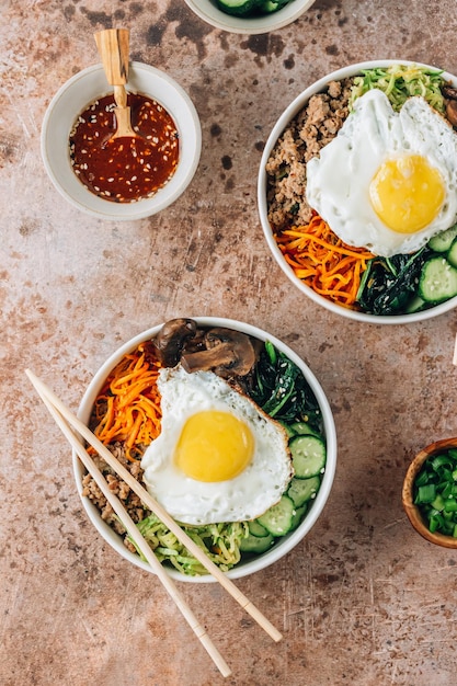 Hausgemachter koreanischer Bibimbap, würziger Salat mit Reis, Ei, Rindfleisch und Gemüse