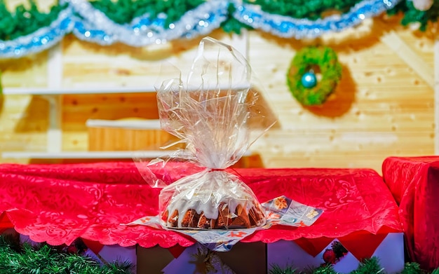 Hausgemachter Kuchen auf dem Weihnachtsmarkt in Vilnius, Litauen. Es ist eines der wichtigsten Weihnachtssymbole, das mit verschiedenen Süßigkeiten und Ornamenten dekoriert werden kann.