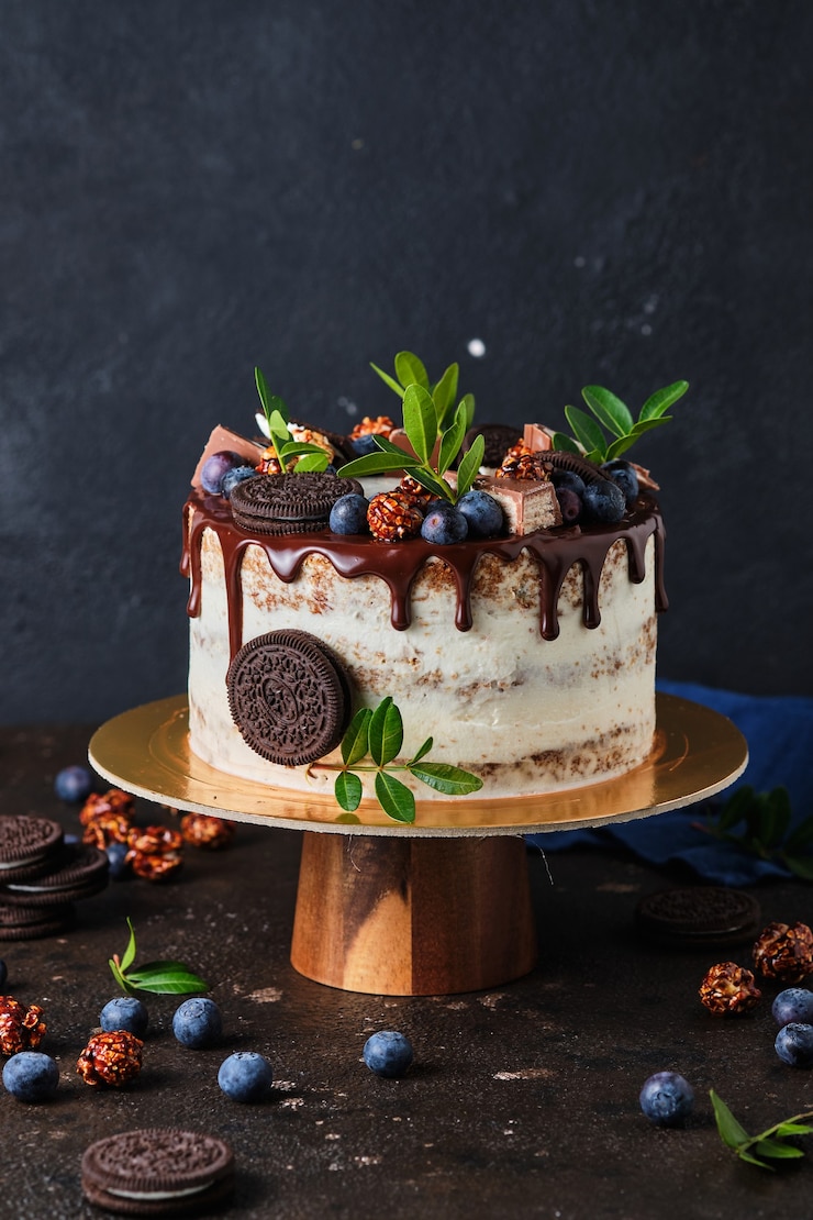 Foto hausgemachter kuchen für den urlaub mit frischkäsecreme, dekoriert mit schokoladenkeksen und beeren.