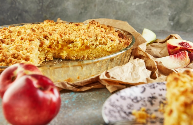 Hausgemachter Kuchen in einer Auflaufform mit Pfirsichen und Birnen