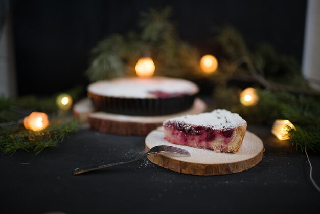 Hausgemachter Kuchen mit Beeren auf dem Tisch