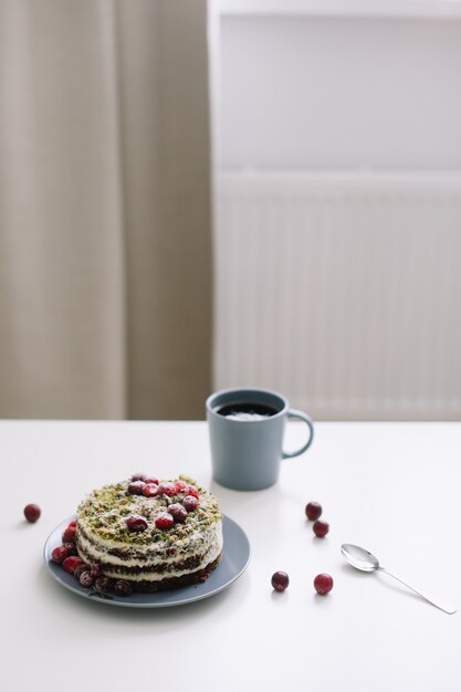 Hausgemachter Kuchen mit Beeren und einer Tasse Tee