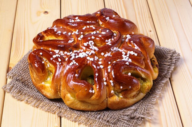 Hausgemachter Kuchen mit Marmelade auf Holztisch