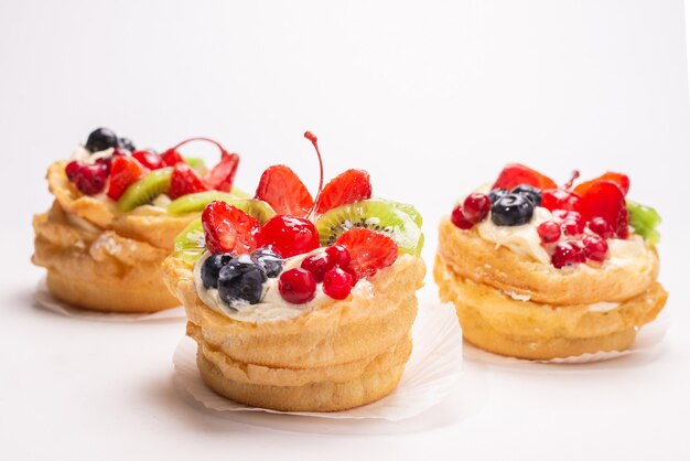 Hausgemachter Kuchen mit Sahne und Früchten isoliert.