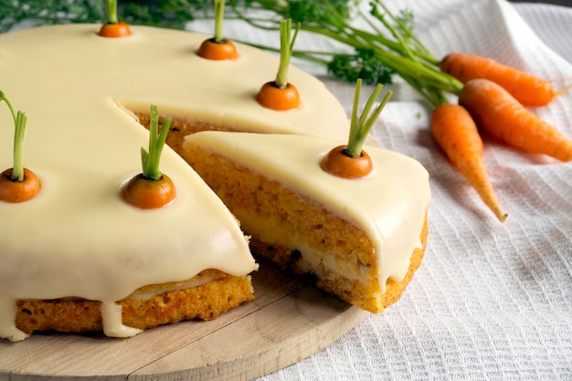 Hausgemachter Kuchen. traditioneller Karottenkuchen mit Sahne.