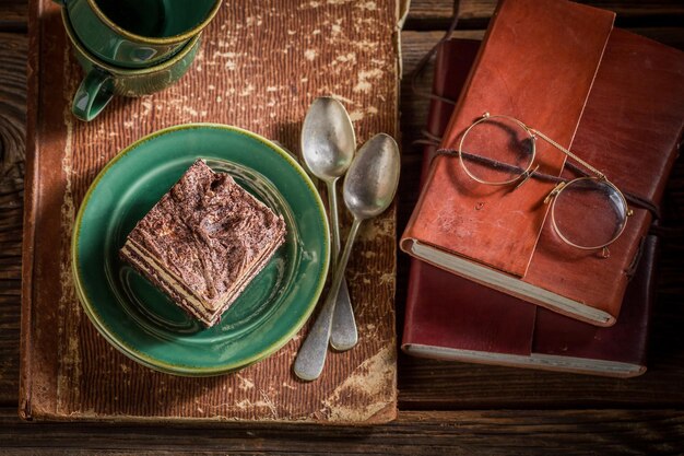 Hausgemachter Kuchen und Kaffee auf dem Schreibtischschreiber